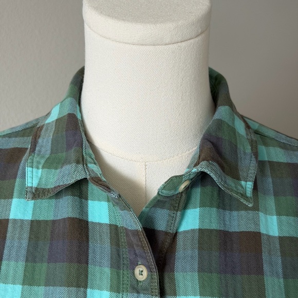 The North Face Women’s Fitted Plaid Cotton Roll-Tab Button Down Shirt - Picture 3 of 16